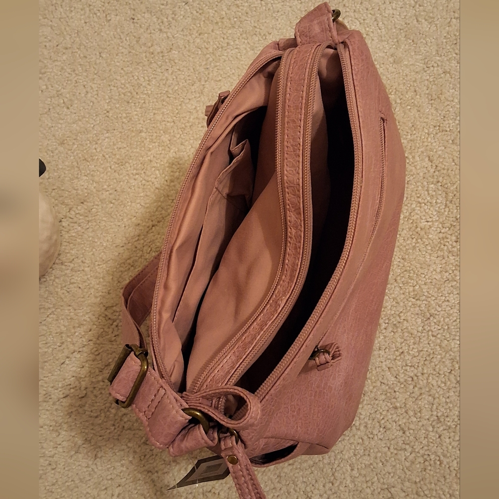 Bueno Collection, NWT, Woman's Hand/Cross Body Bag - Picture 8 of 9
